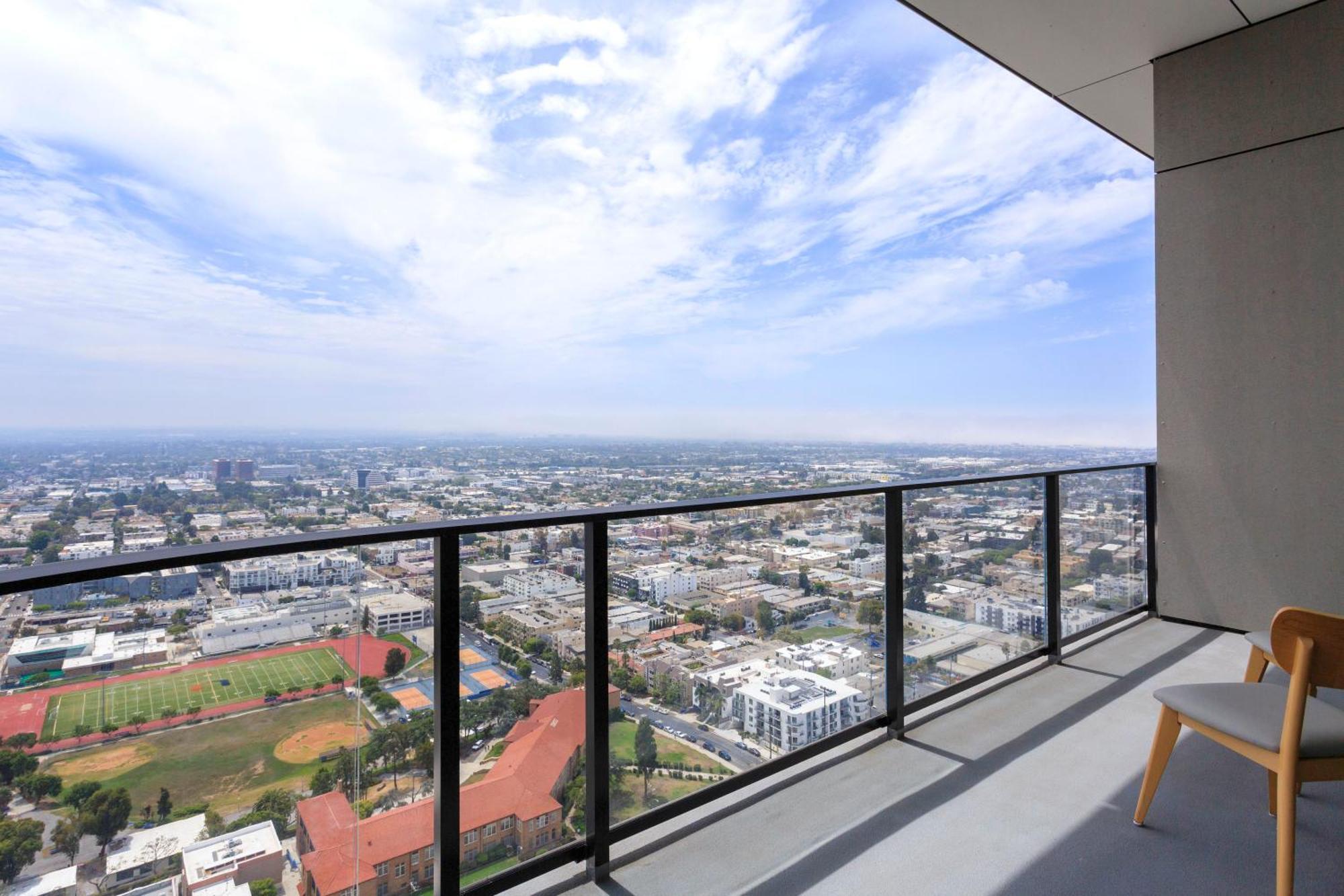 Luxury Brentwood Penthouses With View Kapselhotel